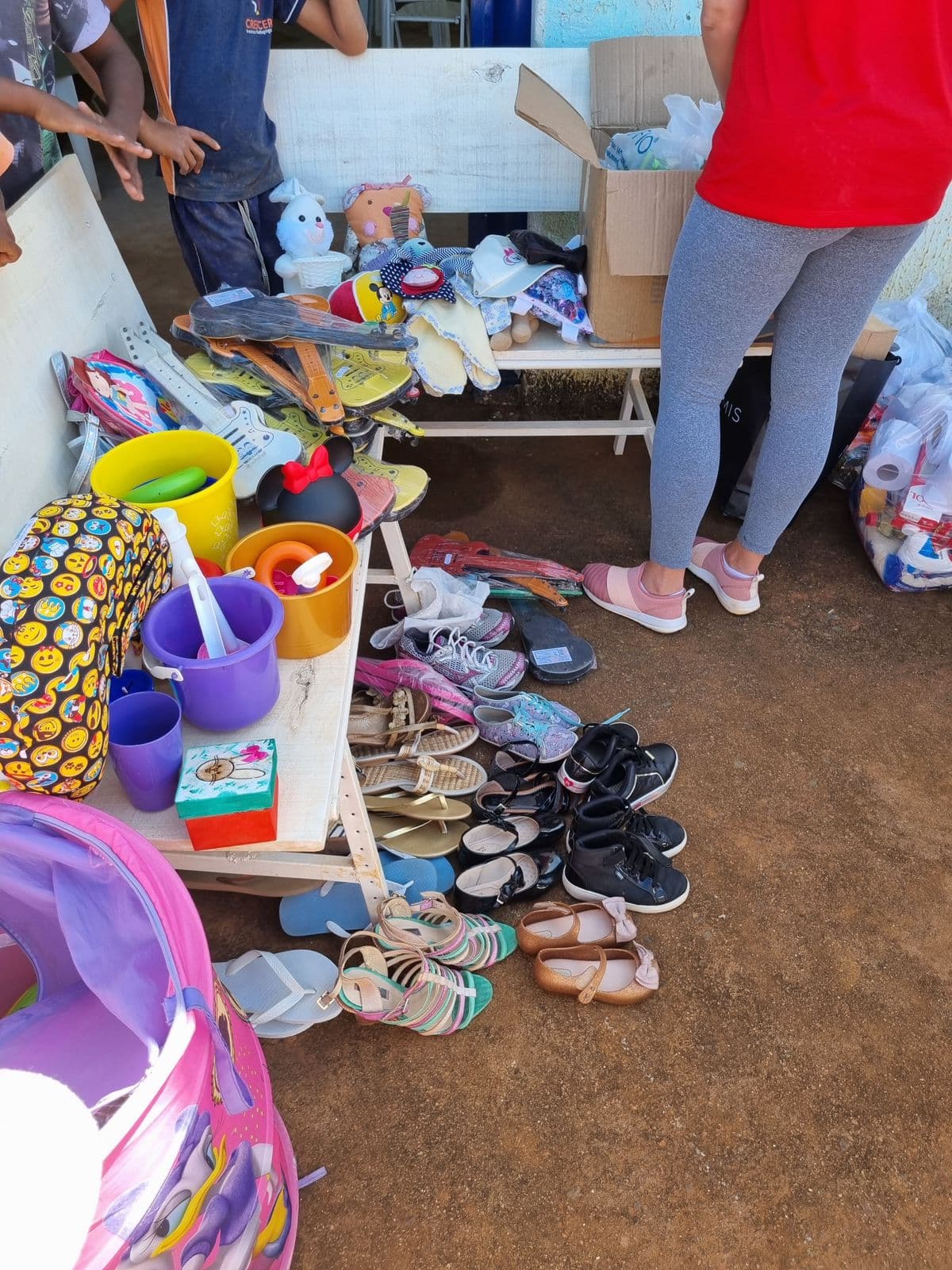 Roupas organizadas para doação