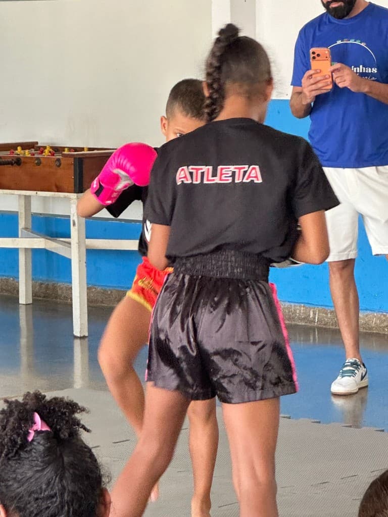 Um tatame. Três equipes. Dezenas de crianças com um futuro diferente.